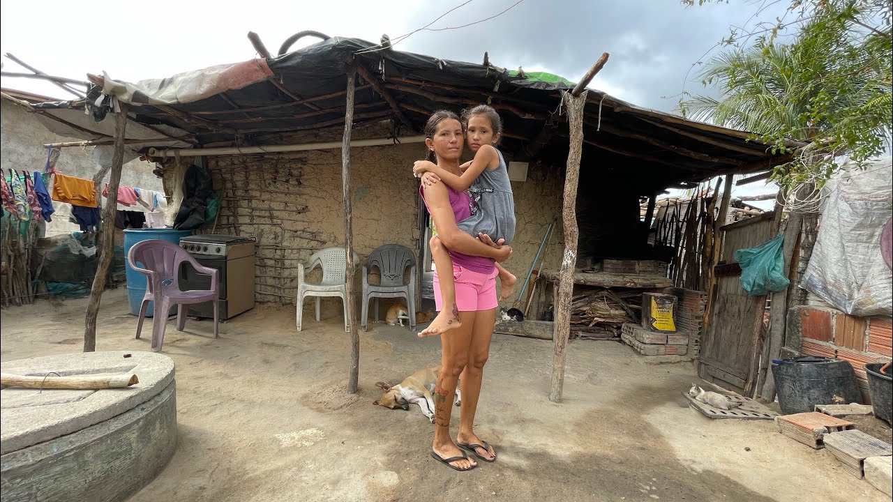 Mãe e filhas vive esquecido em um barraco de tapa ficou feliz pela surpresa