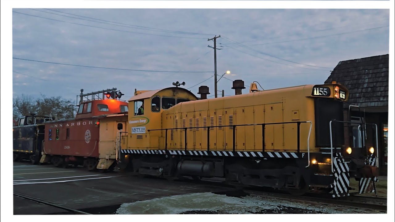 Mstx Train The North Pole Express in Owosso, Michigan - MSTX 1155 & PNLX 57 Power ...