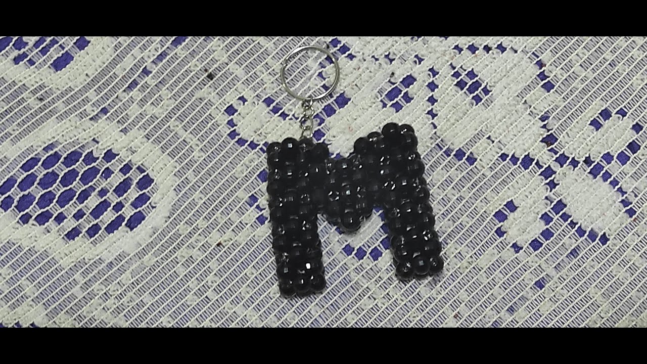 سلسلة الحروف بالخرز على شكل ميدالية( حرف M)