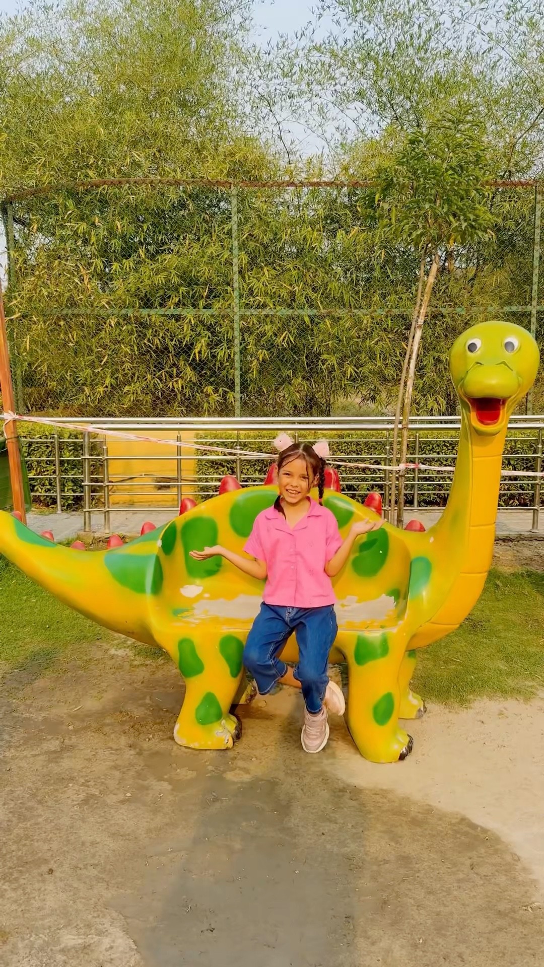 Reedishna Ka Dinosaur Green Colour Ka Hai