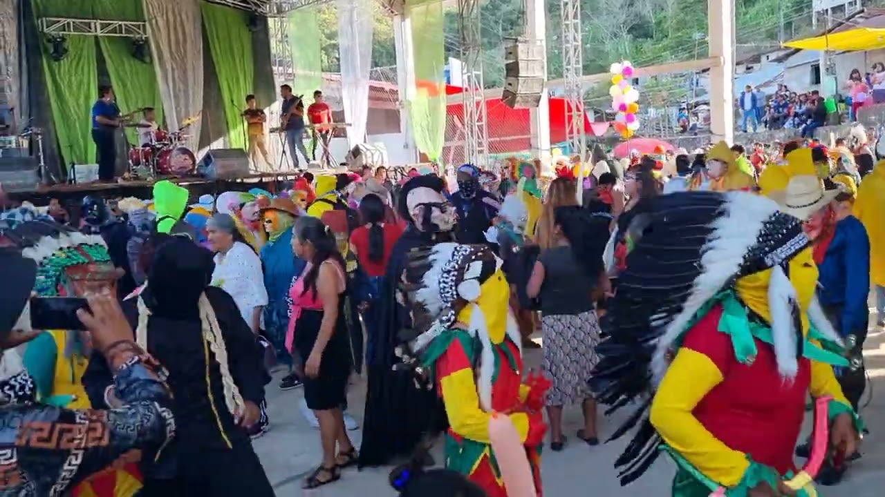Carnaval acalmancillo 2023 con los tradicionales dukus