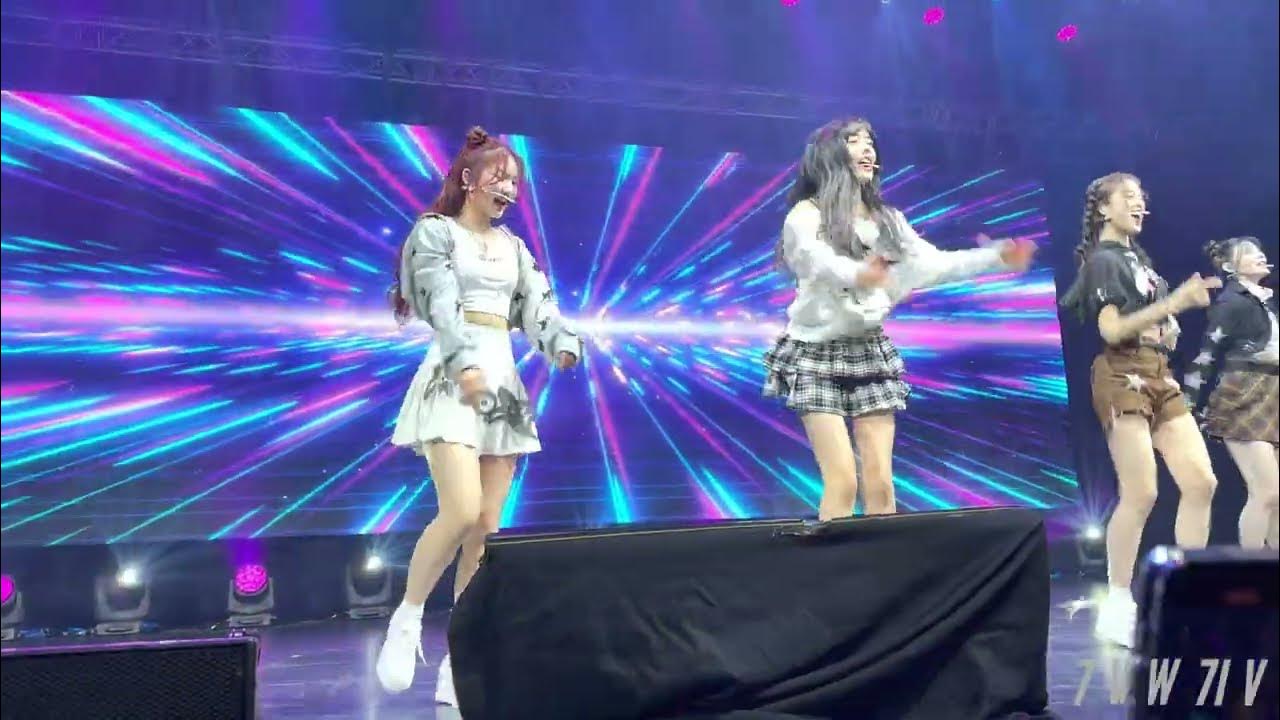 230204 STAYC - ‘RUN2U’ | STAYC 1ST FAN MEETING IN KUALA LUMPUR - YouTube