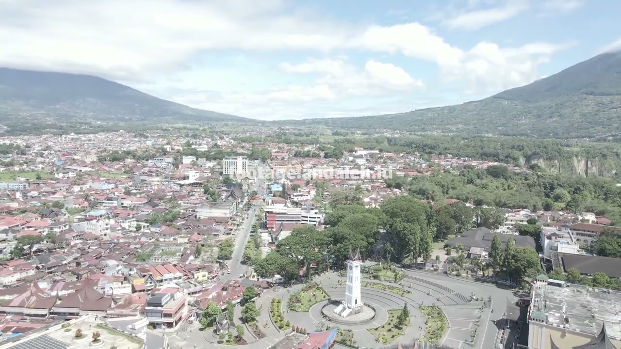 Preview video Flyover Drone Udara Top-Down Menara Jam Jam Gadang di Bukittinggi, Sumatera Barat, Indonesia