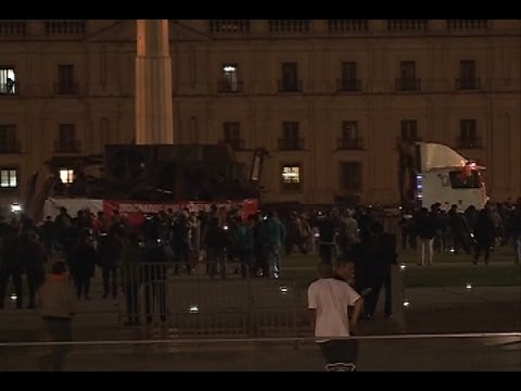 Camiones de la manifestación pasaron frente a La Moneda