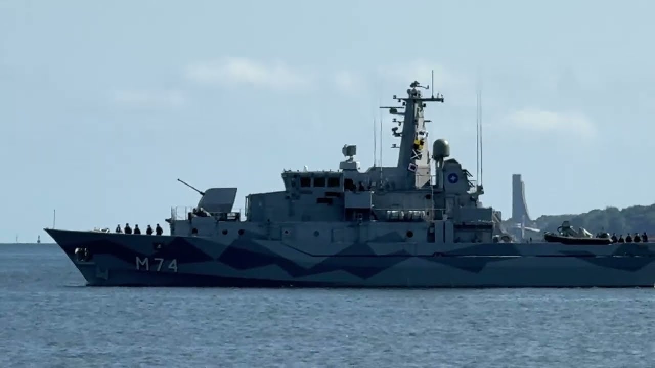 Прибытие военно-морских кораблей в соответствии с ман...