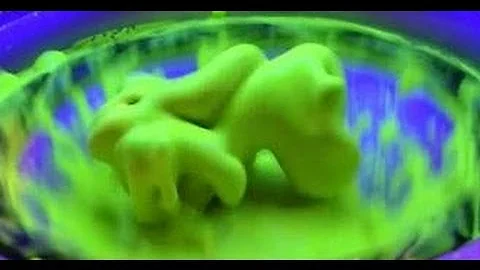 Cornstarch And Water On A Speaker (UV)