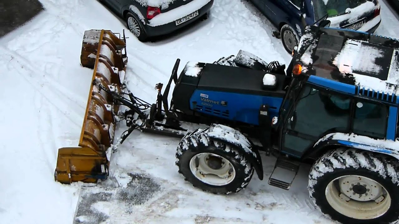 Parking lot snow plowing with Valmet 6800 tractor in Oslo, Norway YouTube
