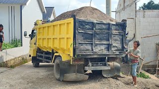 Truk Jomplang. Mobil Truk CANTER HDX Bongkar MUATAN PASIR Halus  FULL BAK Menggunung DILOKASI SEMPIT