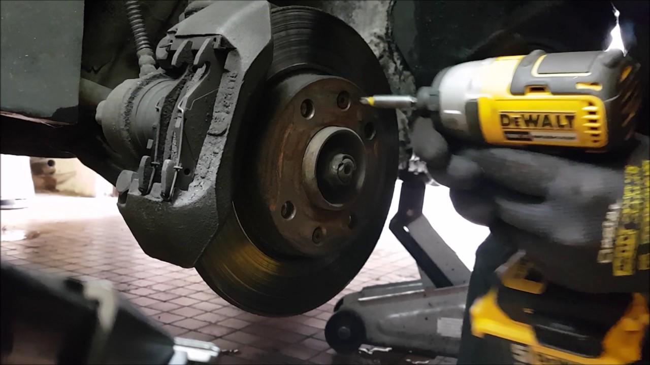 Comment Changer Les Disques Et Plaquettes De Freins Saxo 1 5d Youtube