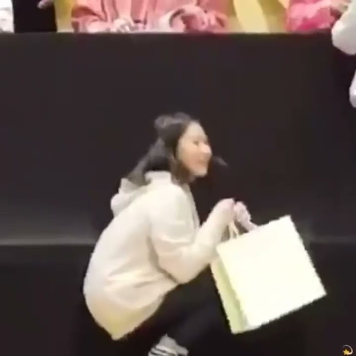 190427 BTS JIMIN & V cute reaction to a Little Girl at Sound Wave Fansign (2M VIEWS)