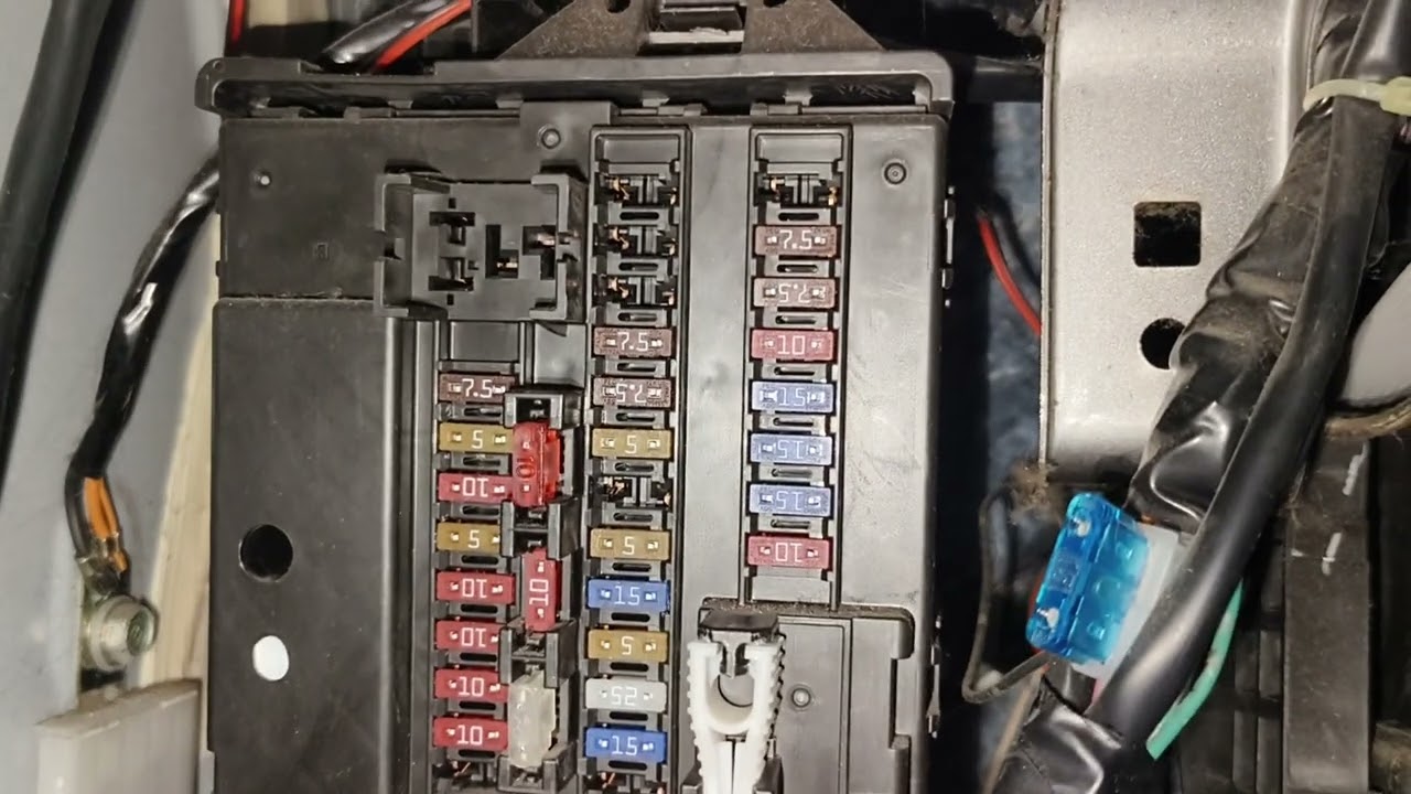 posisi sekring AC Mobil sigra