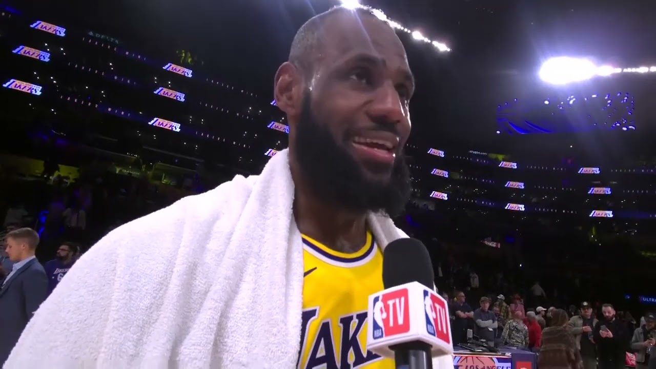 Lebron James shared a moment with 19-year-old rookie Jabari Smith Jr & Jabari  Smith Sr, who played for the Kings during Bron's NBA debut 20…