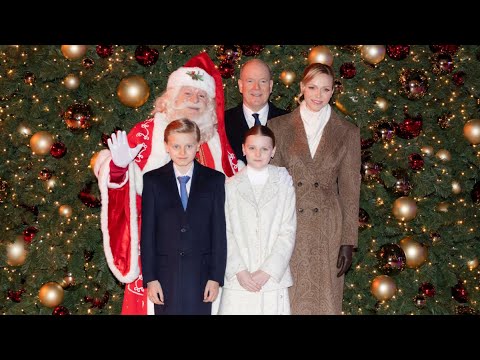 Video Charlene di Monaco illumina il Natale 2025 poi fugge via il look con cappotto e sciarpa