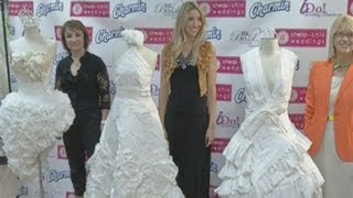 Коллекцию свадебных платьев из туалетной бумаги представили в Нью-Йорке Коллекцию свадебных платьев из туалетной бумаги представили в Нью-Йорке