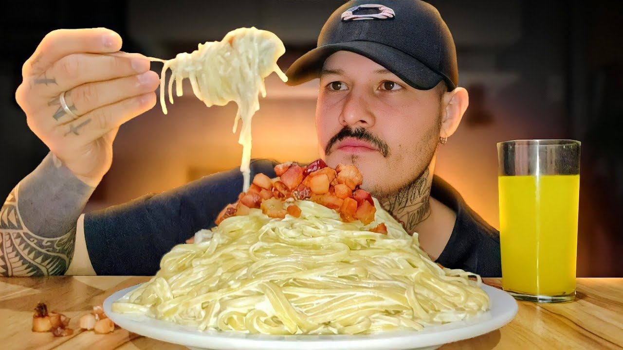 #174 ASMR MACARRÃO AO MOLHO BRANCO COM BACON (MUKBANG VLOG) SONS DE MASTIGAÇÃO.