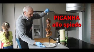 BBQ Picanha allo spiedo. Taglio codone alla brace barbecue.