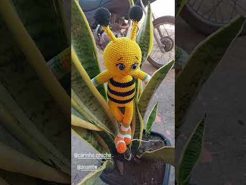 Abelhinha colorida em amigurumi. Quer a receita? curte se inscreve, e  deixa seu comentário.