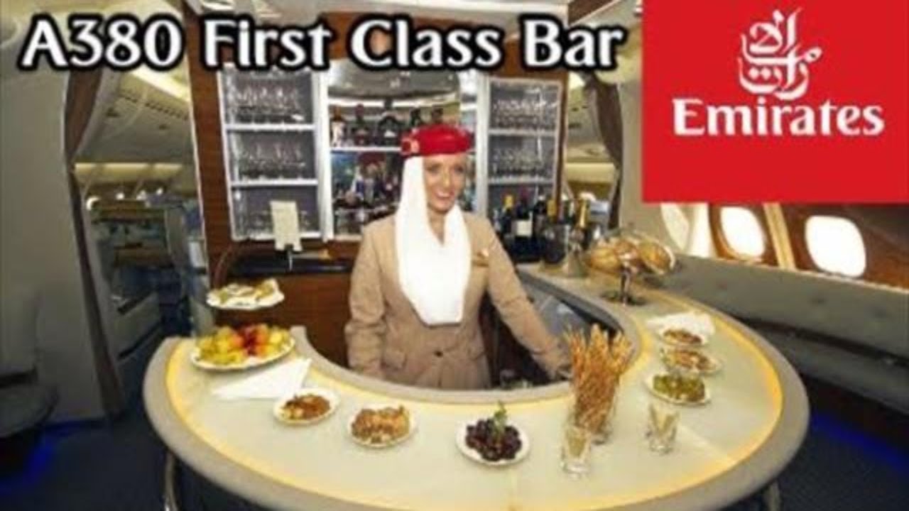 Экипаж первого класса Эмирейтс A380 подает виски в баре Flight