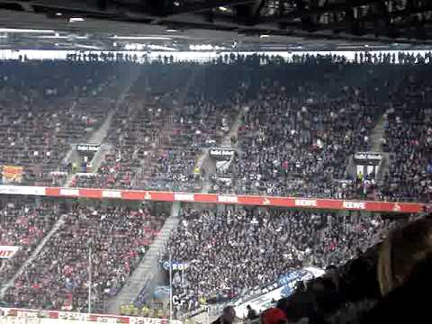 HSV supporters zingen naart elkaar. HSV fans Wechselgesänge zusammen