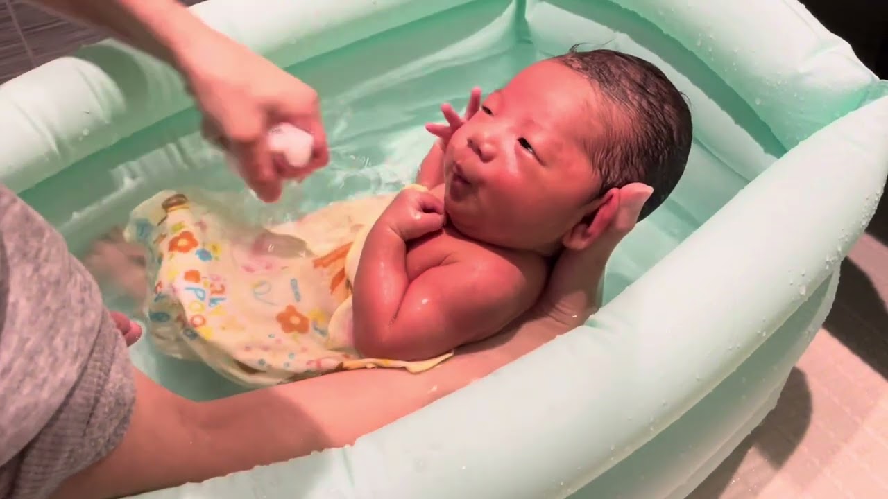 今日は赤ちゃんの沐浴♬良い子にお風呂に入ってます♡（生後4週間）