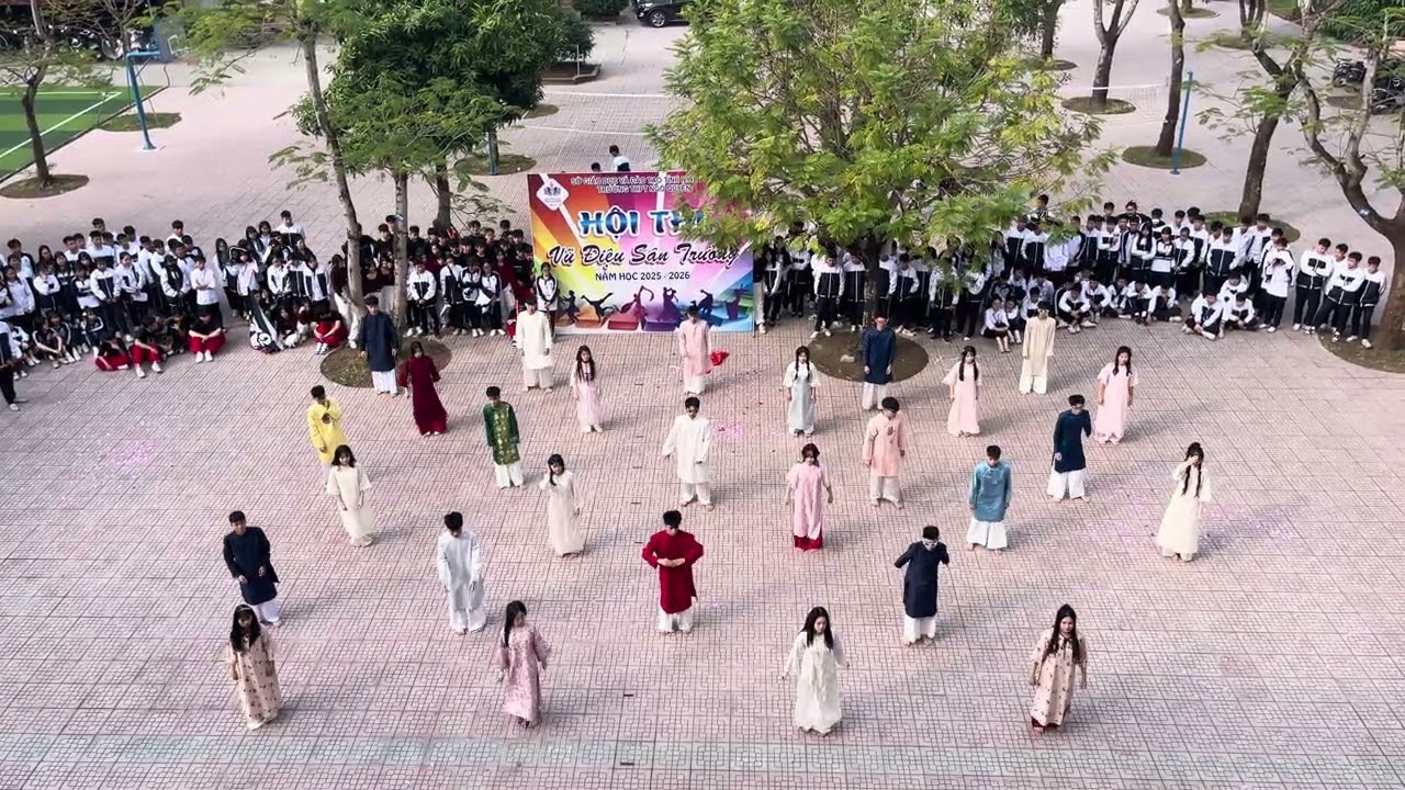 Lớp 10A4 Trường THPT Ngô Quyền Vũ điệu sân trường năm học 2025-2026.