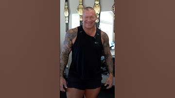 Niets is te gek als het gaat om Randy Ortons borstmaaltijden 😂🍰🍕