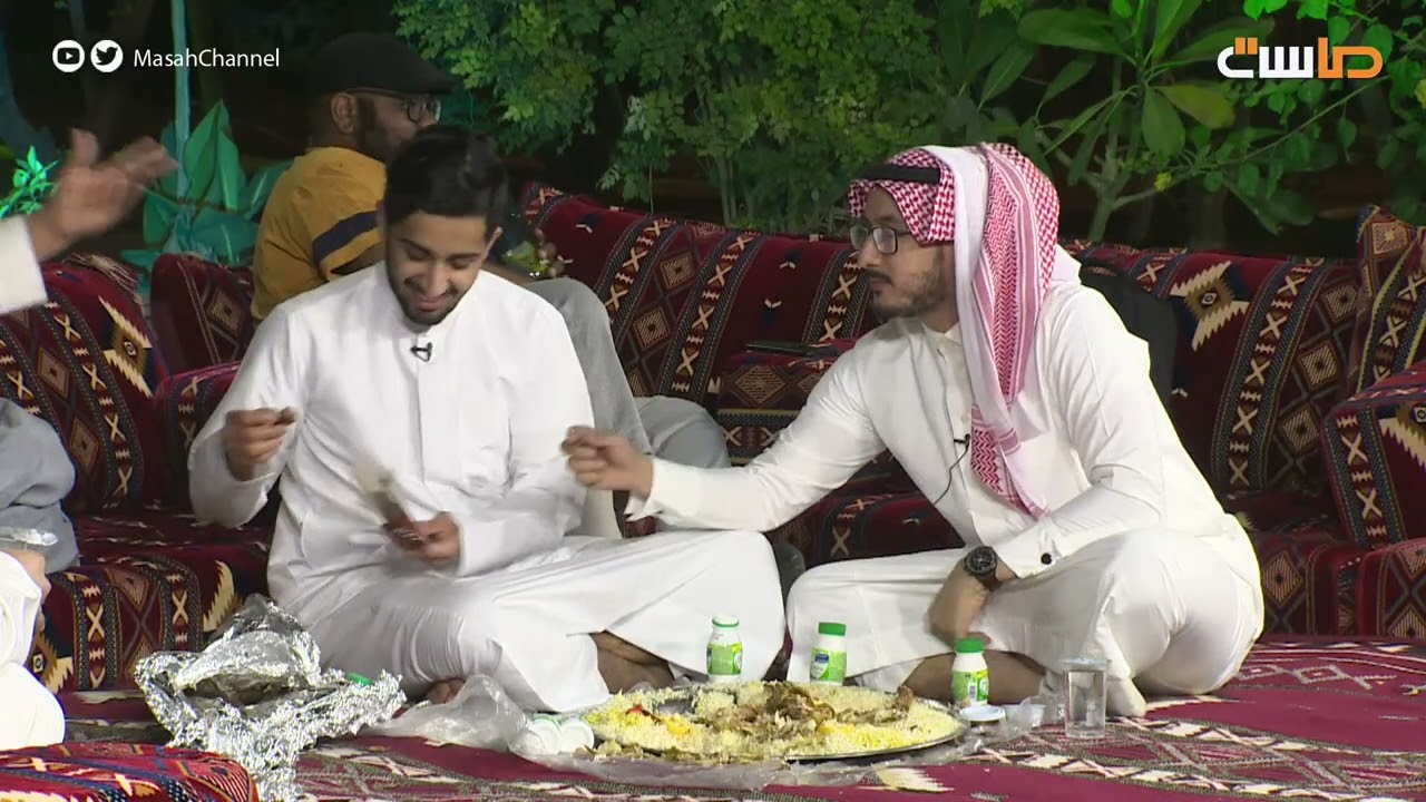 جلسة بعد السحور والشباب استلموا محمد عباس بالنقاش 😂