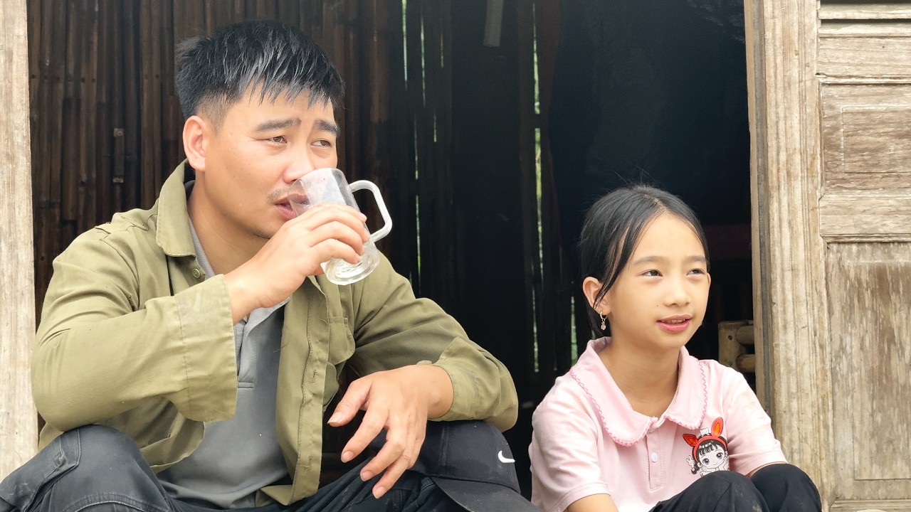 Uncle Dong & Han Clean the Garden 🌿 | Rainy Day Cooking: Crispy Chicken Sticky Rice Recipe