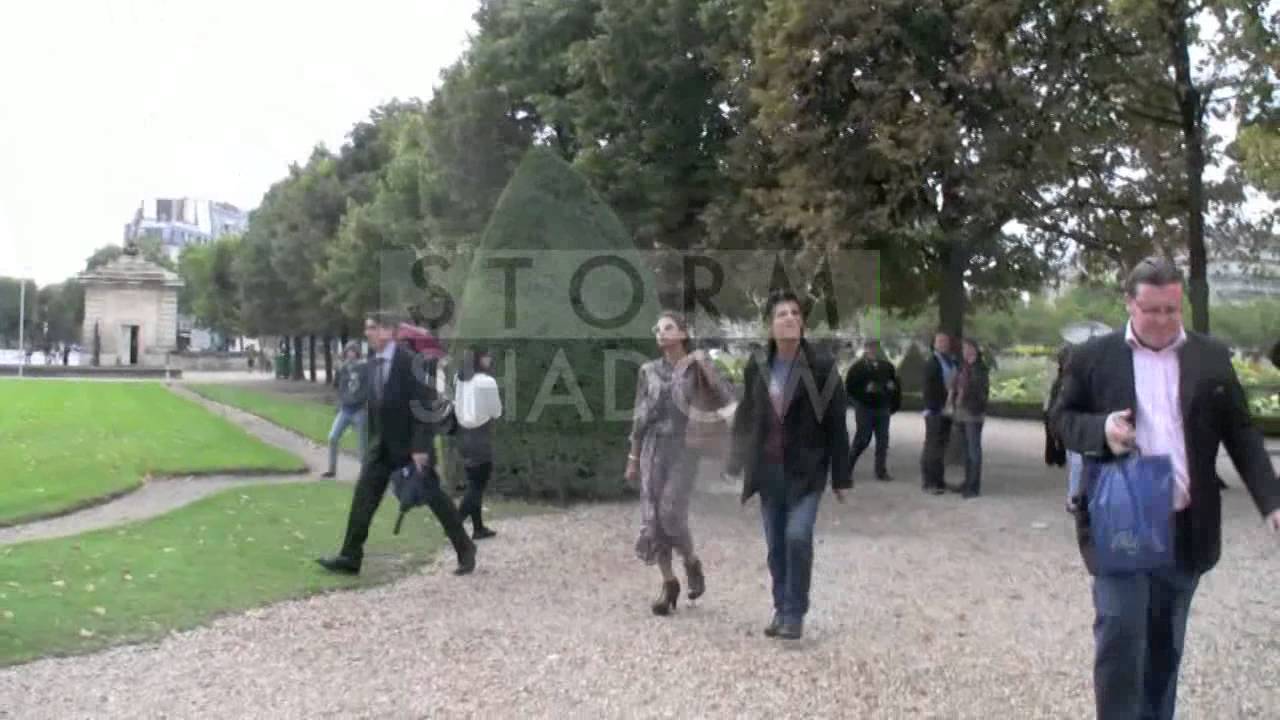 Eva Mendes sight-seeing in Paris
