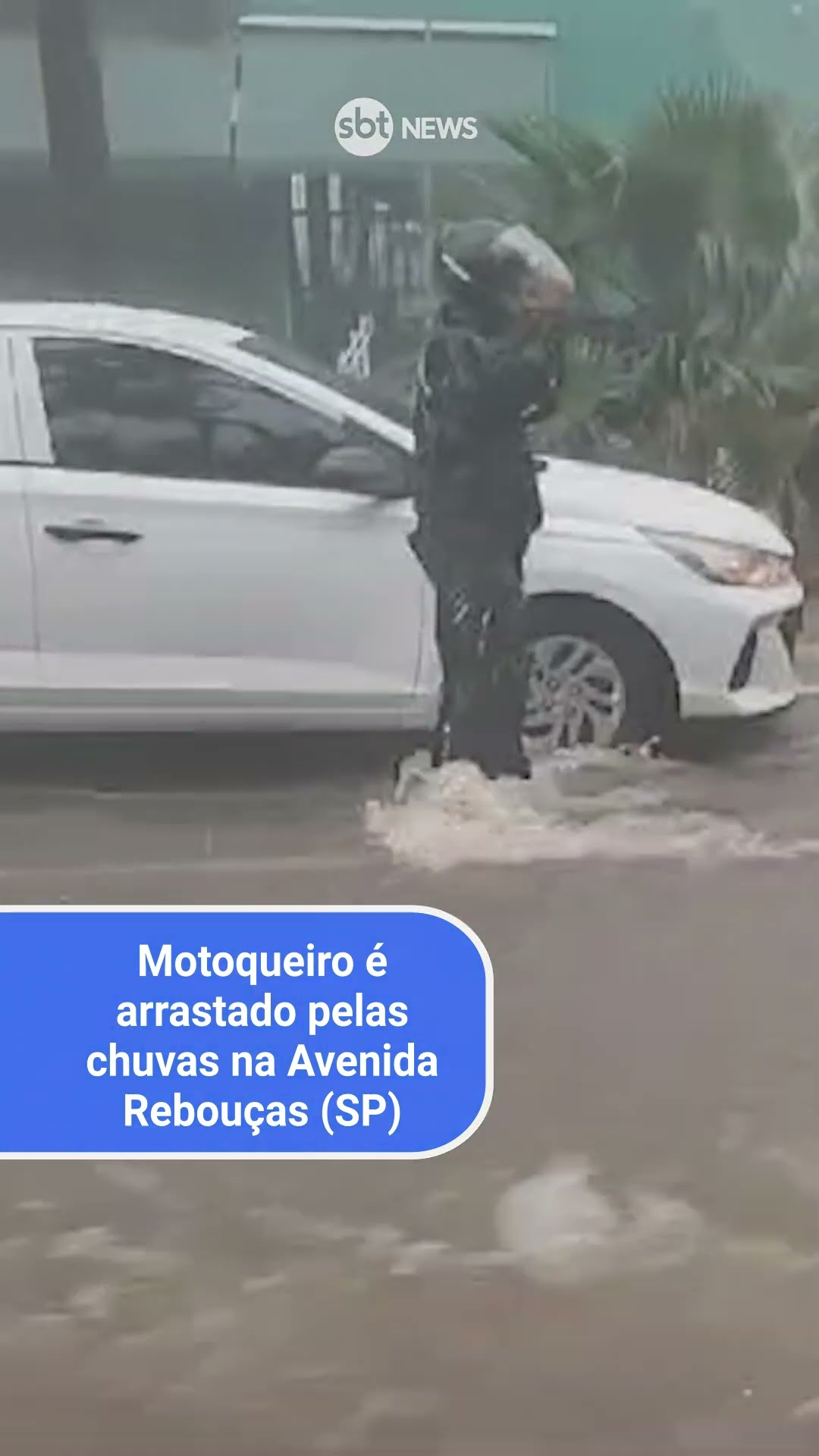 Motoqueiro é arrastado pelas chuvas na Avenida Rebouças, em São Paulo