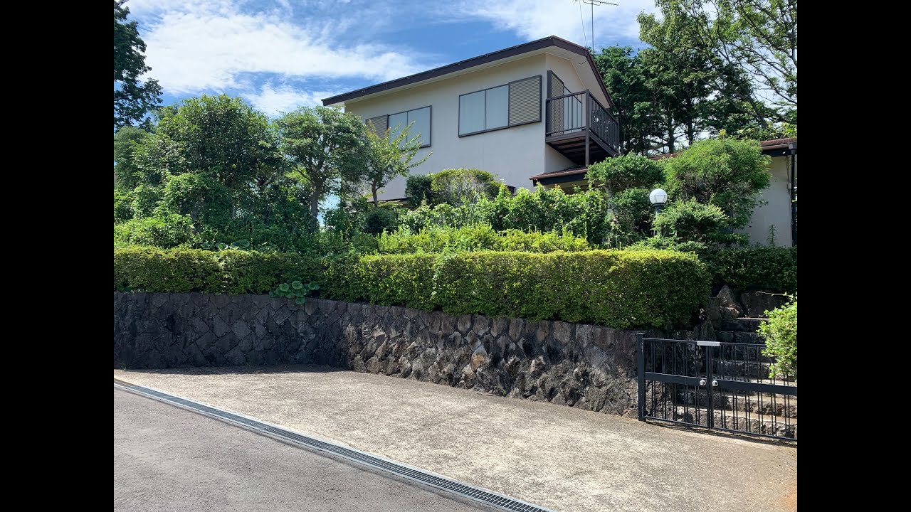 【伊豆：伊東市吉田】自然豊かな別荘地内！広く平坦な庭・温泉権利付き戸建