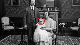 This 1903 Family Portrait Looks Peaceful — Until You See What's in the Mirror screenshot 2