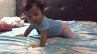 Anak Goyang Di Tempat Tidur