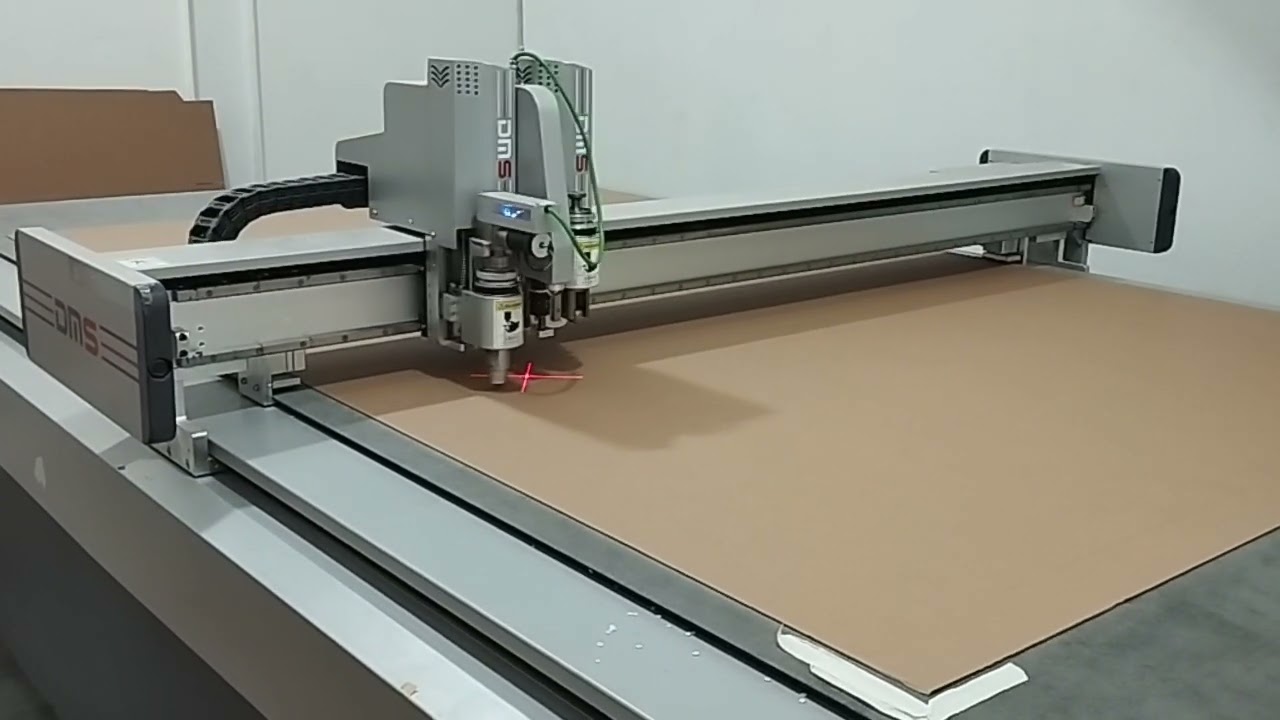 Cutting kardusk dengan mesin cutting DMAIS 