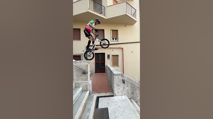 Ciclista PAZZO Sfida le Scale di un Palazzo Storico!