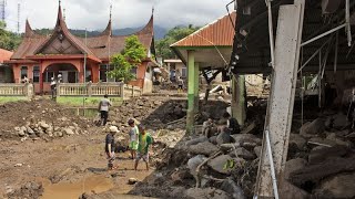 شاهد: استمرار البحث عن ناجين بعد فيضانات مُفاجئة ضربت جزيرة سومطرة وحصيلة القتلى في ارتفاع