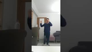 Tonguç Dinleyip Dans Eden Adam Orji̇nal