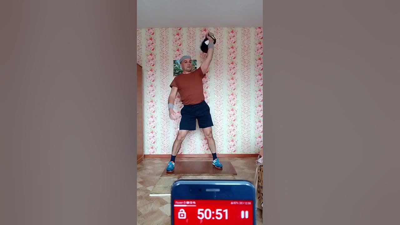 смешной чувак на унитазе. мини толчок. сидит на унитазе. мини толчок. мини толчок.