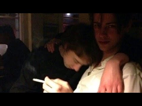 Вина-бокал, бокал-вина, я пью его до дна, мне плохо без тебя.