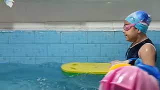 اول مره في حمام سباحه. تعليم السباحه للاطفال