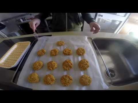Video: Cómo hacer galletas de perro con compota de manzana