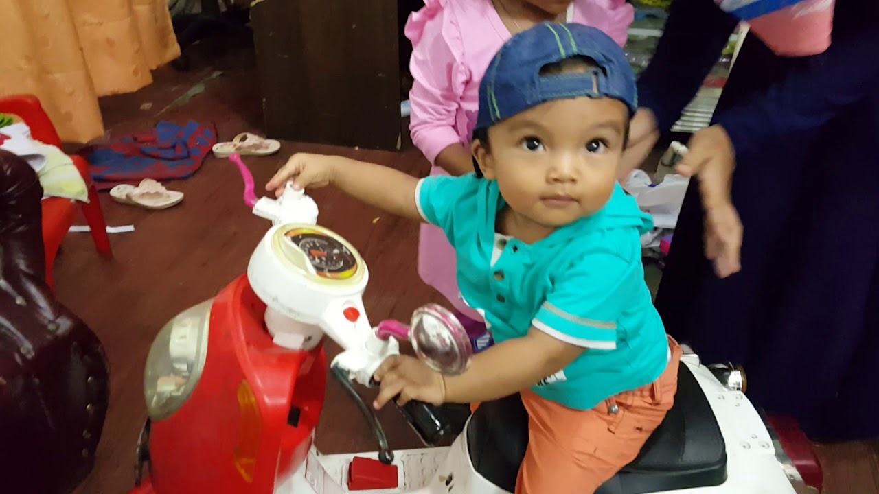 Bermain bersama anak balita lucu 
