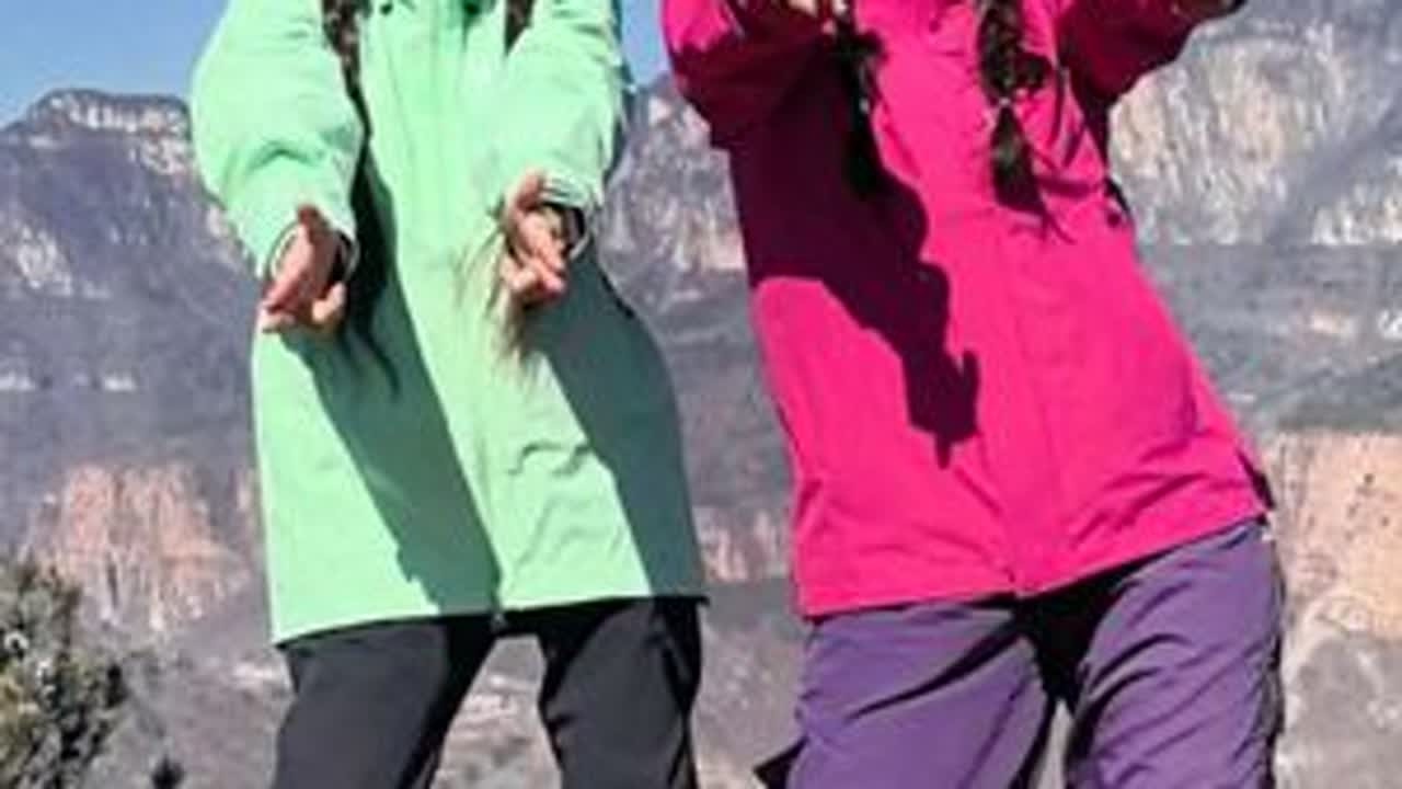 大年初二，新的一年徒步正式拉开序幕。祝大家身体健康，万事如意发大财，马到成功。视频最后有美女为大家献舞蹈。