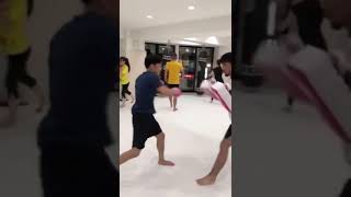朝倉海　ピンクグローブでミット打ち