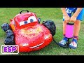 El niño Vlad finge jugar con coches de juguete rotos