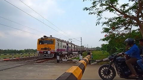 Single Windows Newly Color Howrah - Katwa EMU Local Speedy Passing Through Out Beutiful Railgate