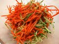 Простой свежий салат из моркови и огурца