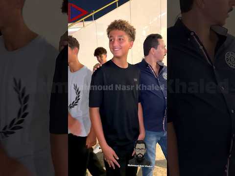 سليم نجل امير كرارة احد الحضور يلتقط معه صوره في عزاء اب والدته صلاح حسني