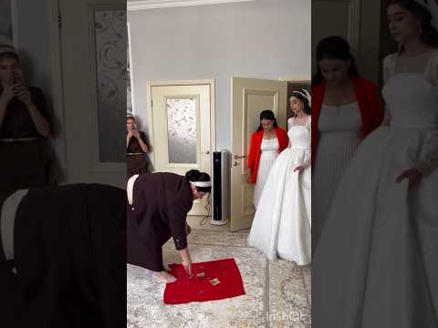 شوفوا هذه العادات وضعت منديل احمر و نقود حتى تقف العروس فوقها  شوفوا هذه العادات وضعت منديل احمر و نقود حتى تقف العروس فوقها
