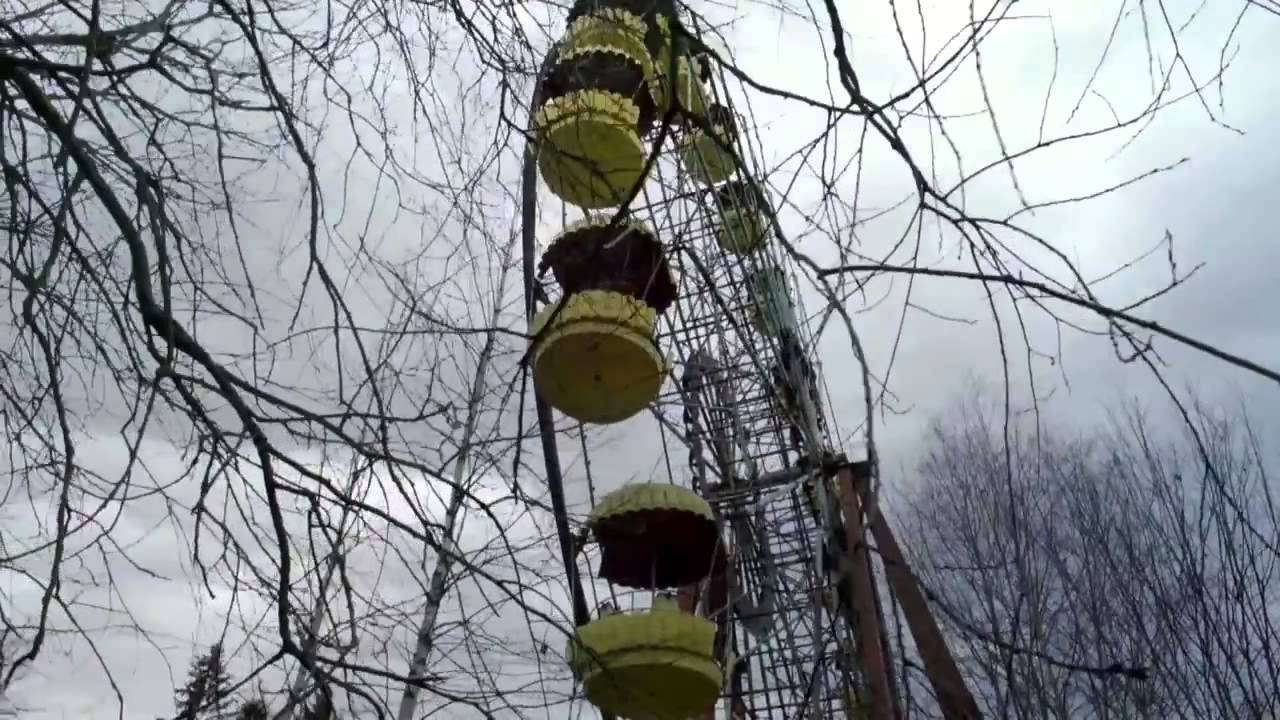 Пятеро молодых людей прыгают в старую волгу